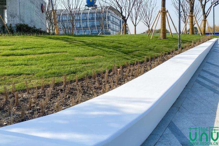北京城市花园中的预制清水混凝土坐凳