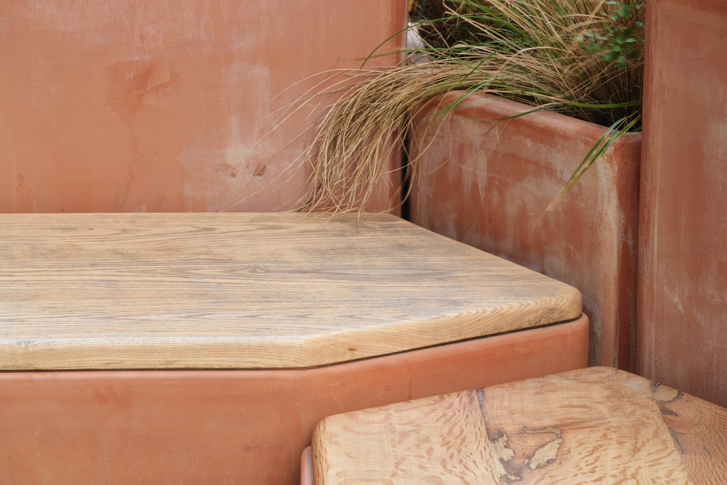 红色清水混凝土预制坐凳装饰出不一样的效果