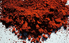 化学式Fe2O3，呈红色或深红色无定形粉末