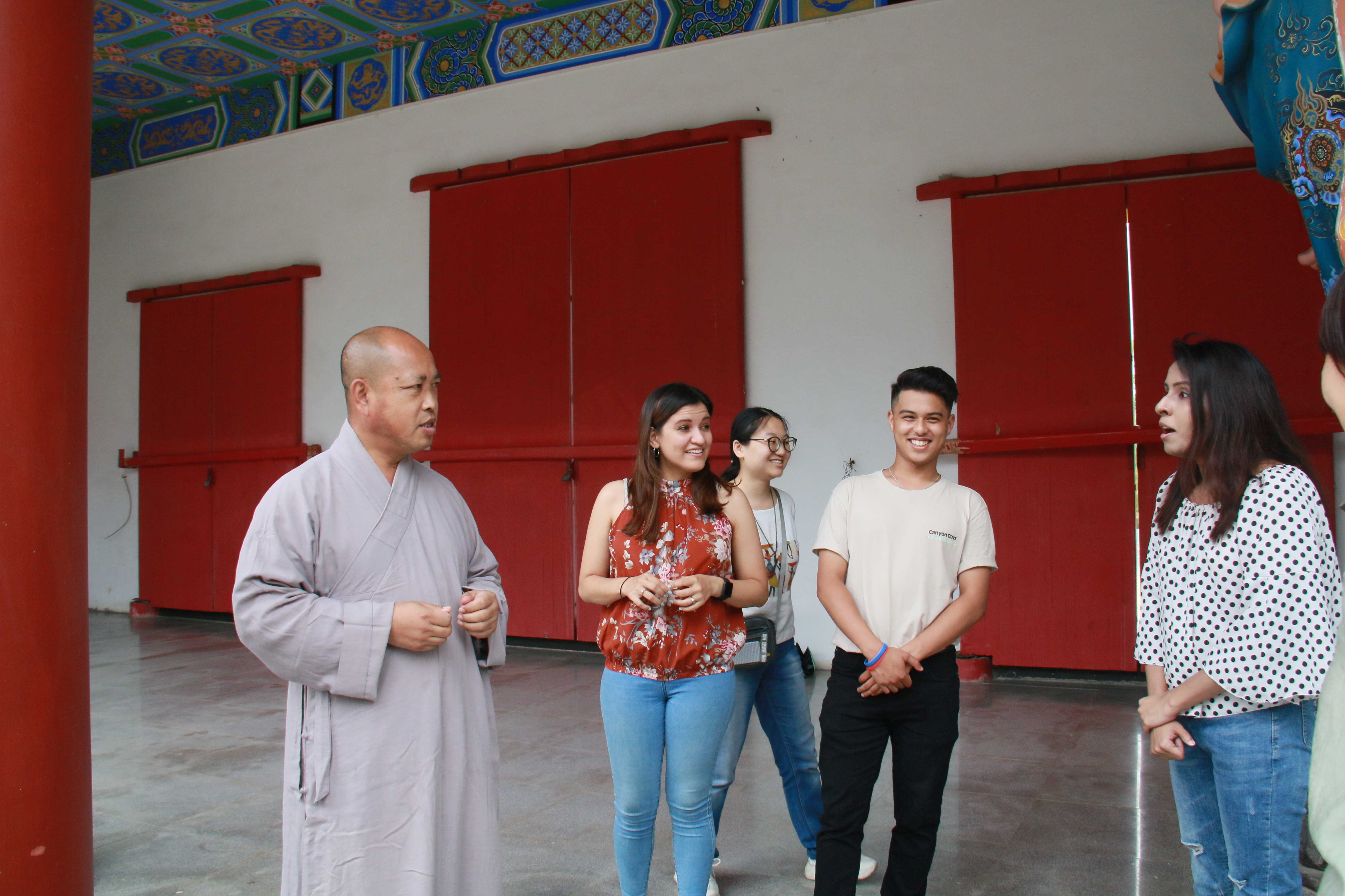 兴趣,释庆道法师为她们详细讲解了中国历史文化中有关哼哈二将的传说