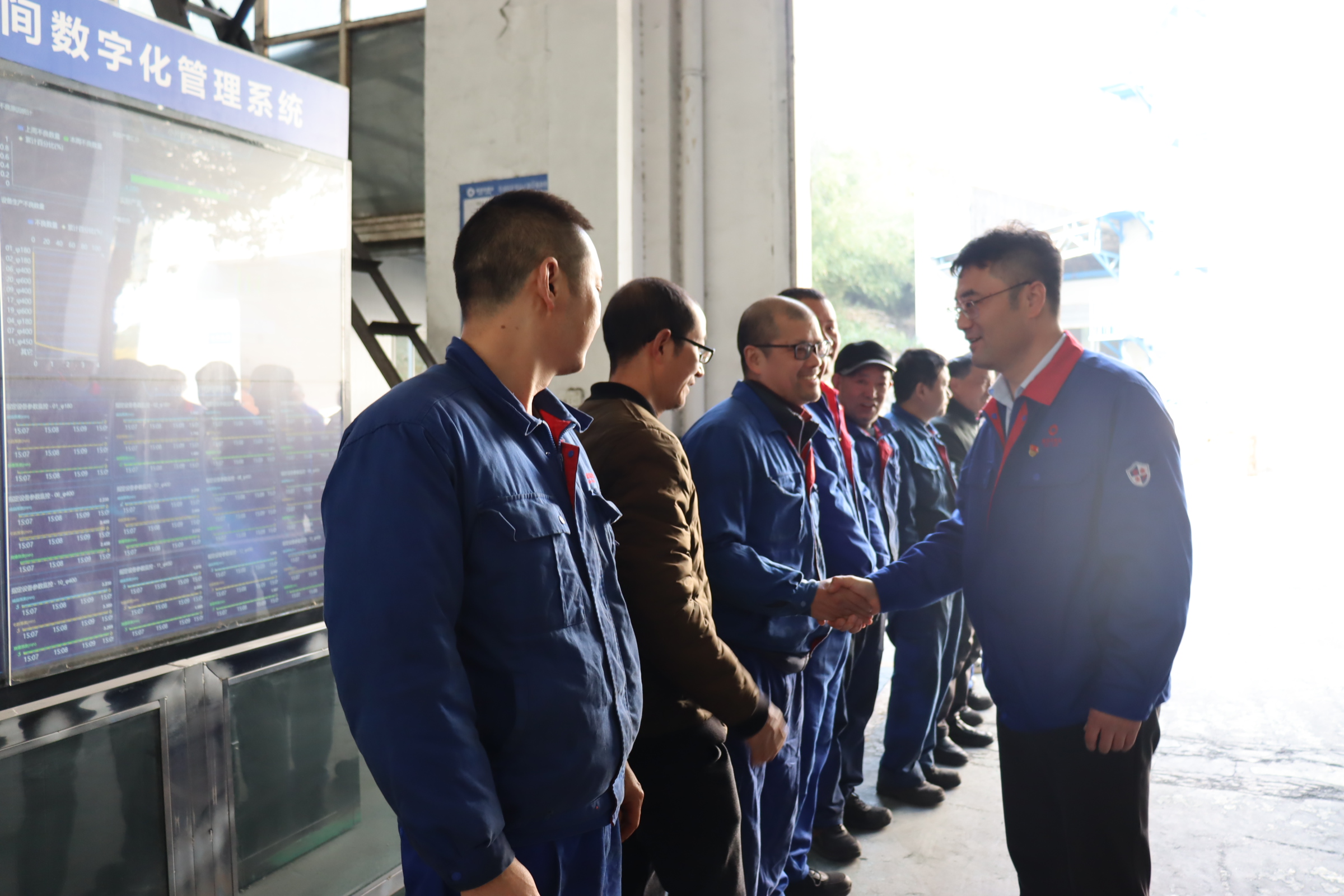 公司党委书记、董事长李仁德深入车间慰问困难职工