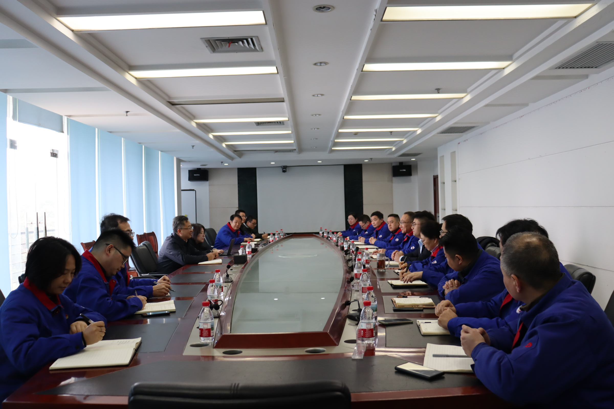 总局党委副书记、局长王文军主持召开专题座谈会