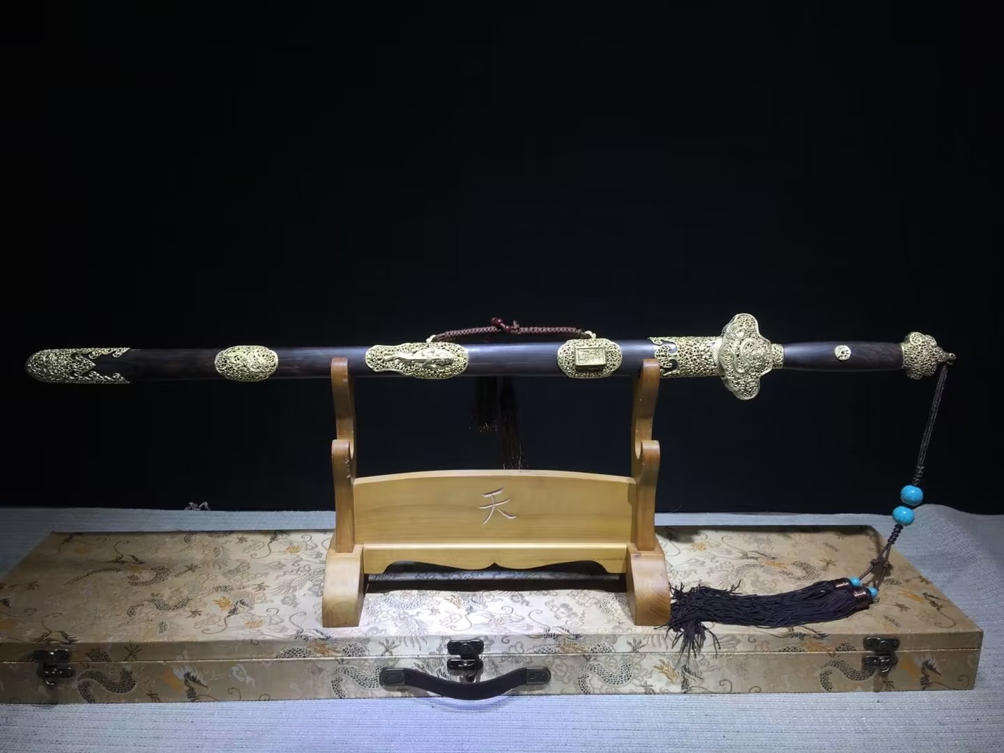 铜装大马乾隆佩剑:售价1260、尺寸、全长105cm 、韧长77cm 柄长20cm 韧宽3.5cm,厚0.72cm 、带鞘全重1.96Kg ...