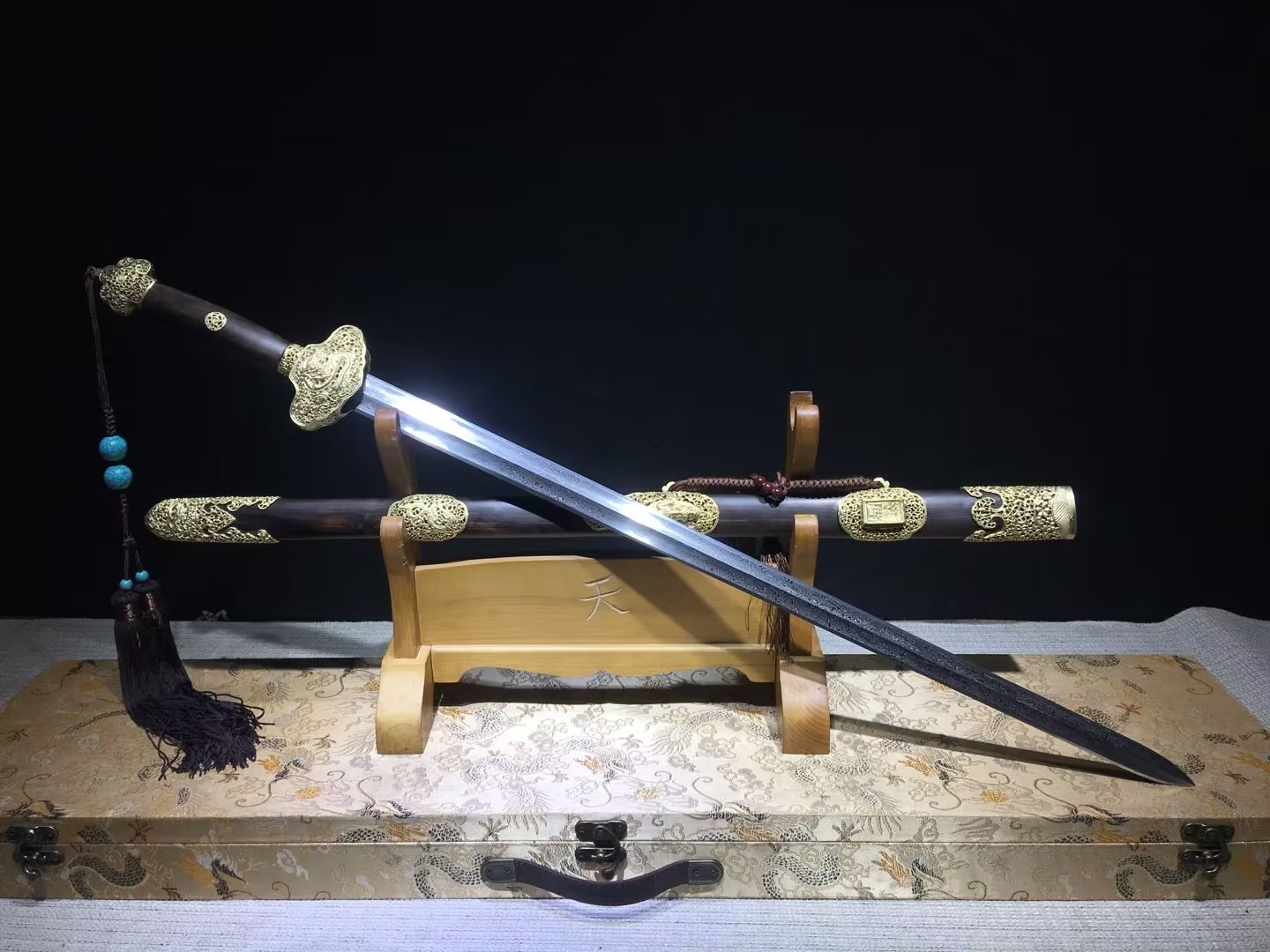 铜装大马乾隆佩剑:售价1260、尺寸、全长105cm 、韧长77cm 柄长20cm 韧宽3.5cm,厚0.72cm 、带鞘全重1.96Kg ...