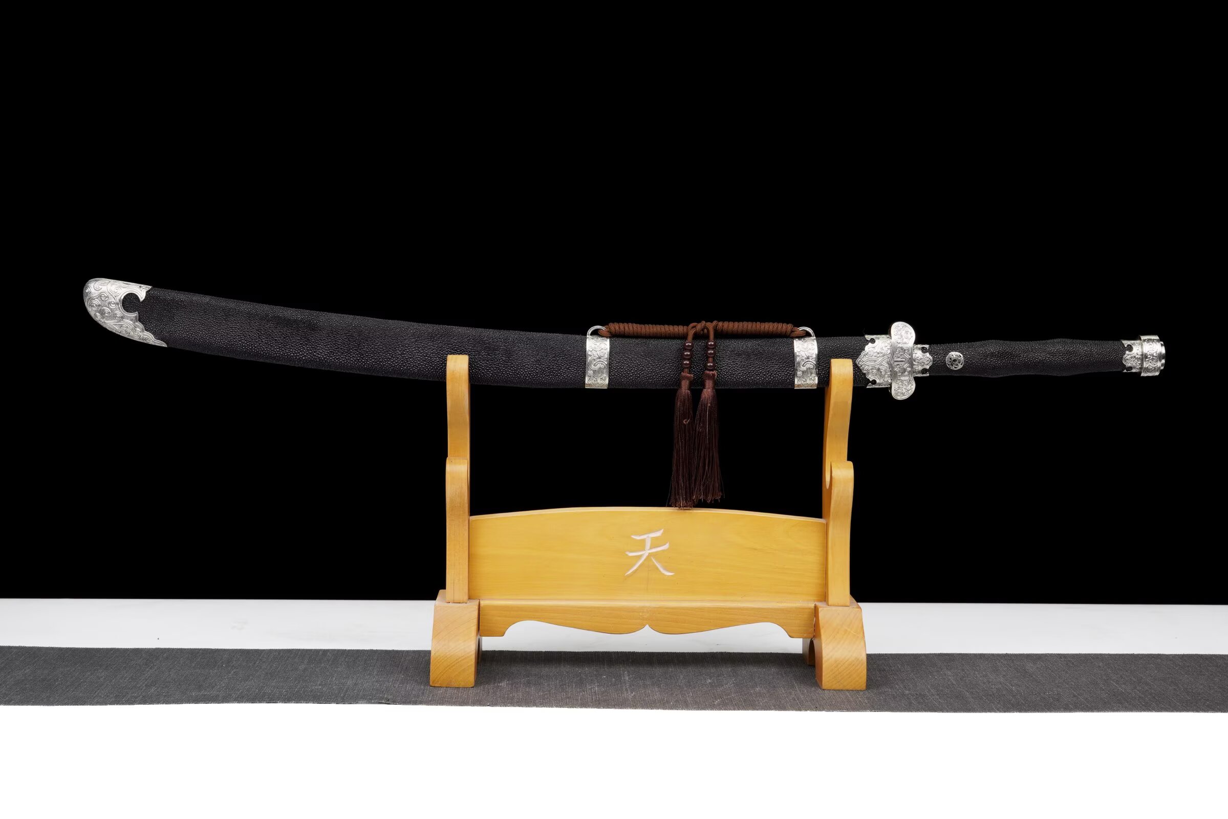 鱼皮T153黑今古刀:售2300、尺寸、全长100cm 、韧长71cm 、柄长24cm 、韧宽3.8cm,厚0.70cm 、带鞘全重1 ...