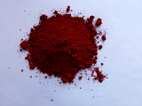 氧化铁红主要成分三氧化二铁，化学式Fe2O3，为红色或深红色无定形粉末。