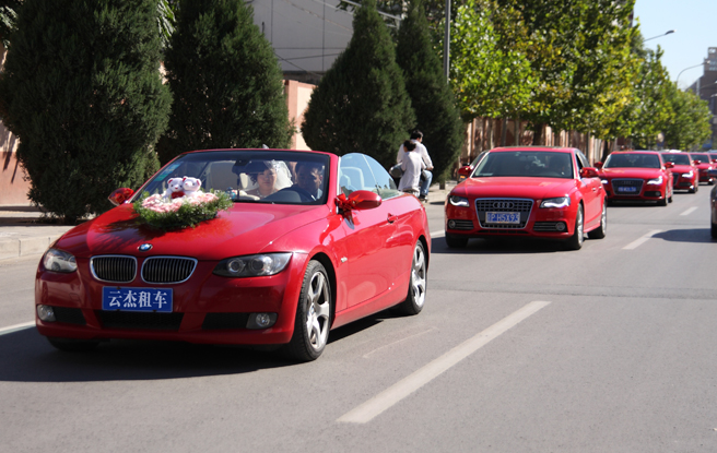 红色宝马330敞篷婚车