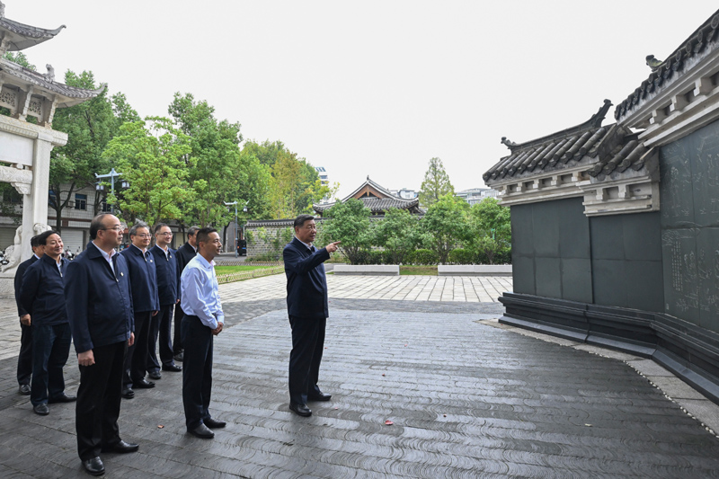 10月17日至18日，中共中央总书记、国家主席、中央军委主席习近平在安徽考察。这是17日下午，习近平在安庆桐城市六尺巷考察。