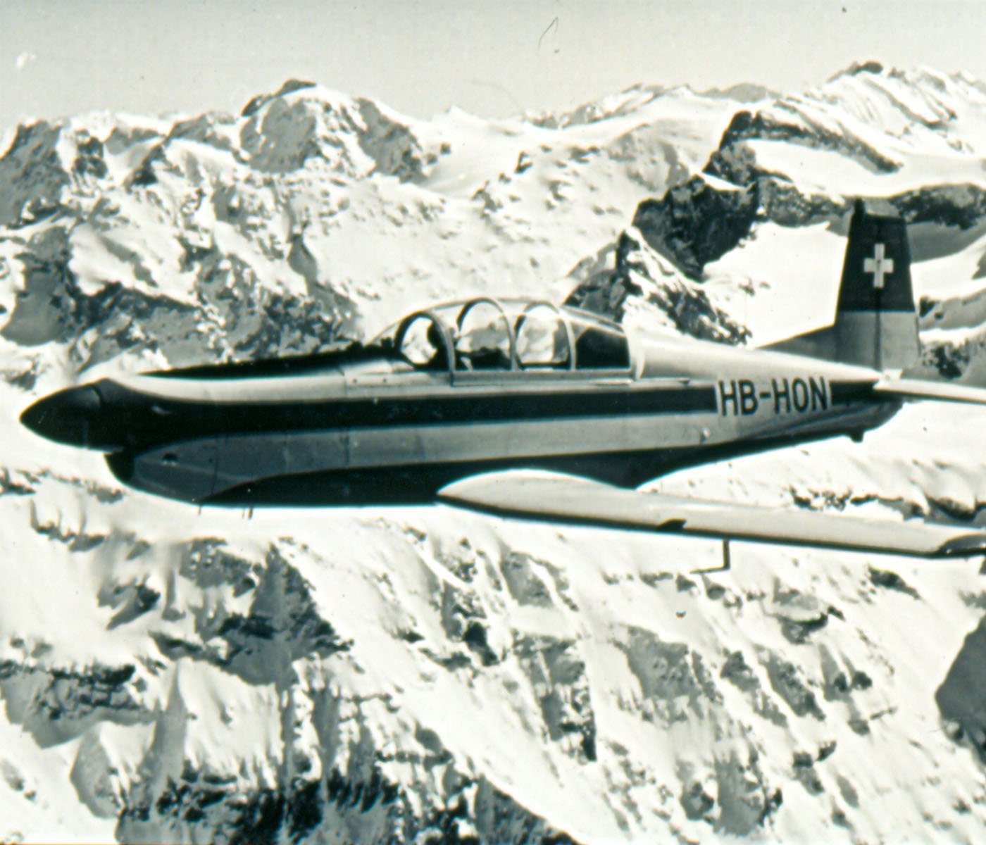 首次飞行1975