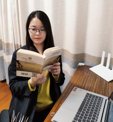 吴佩佩读书照片