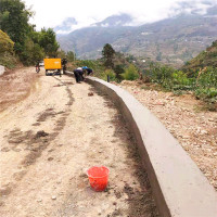 沐鑫履带式路沿石滑模机施工现场