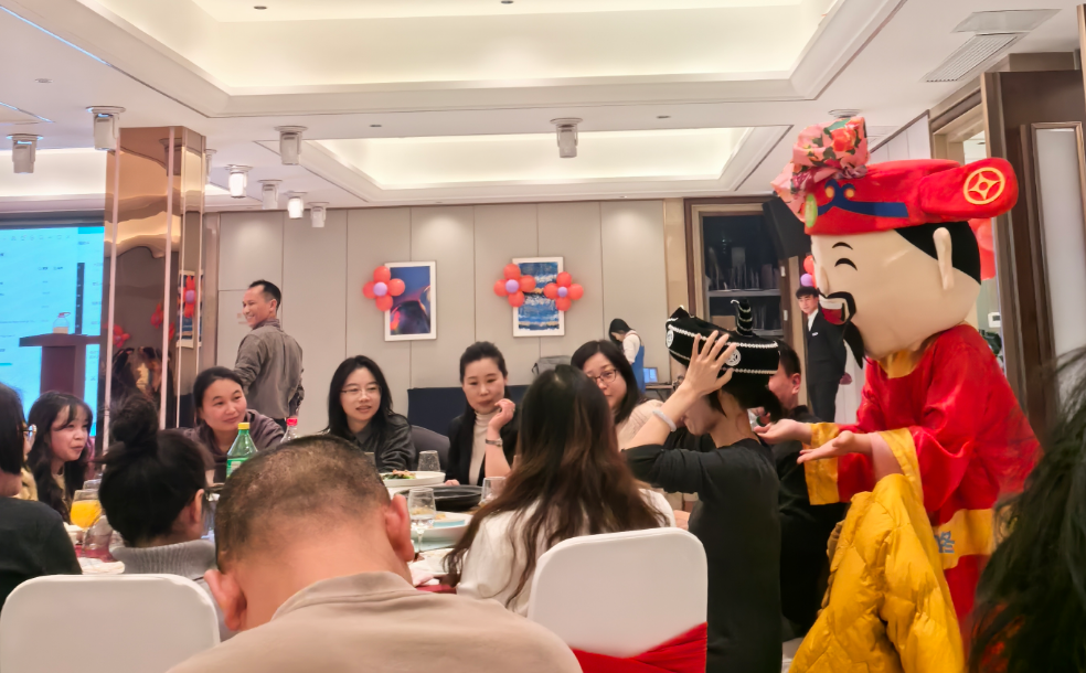 DSX 2025年会上充满活力的团队表演，凸显了专业服务商FFU制造商充满活力的企业文化。