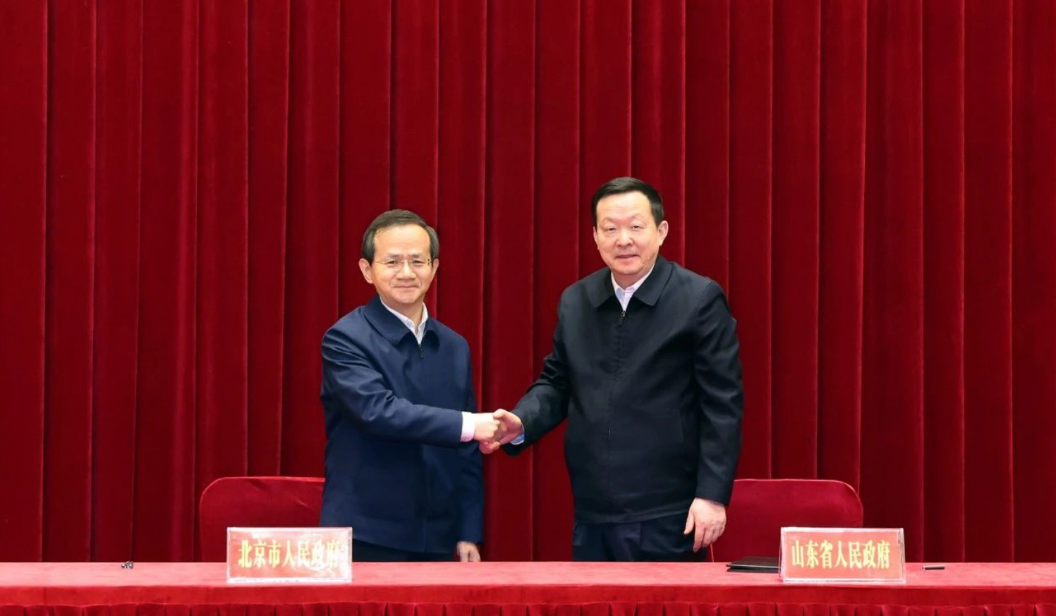会上，殷勇、周乃翔代表两地共同签署了《北京市人民政府 山东省人民政府 战略合作协议》。