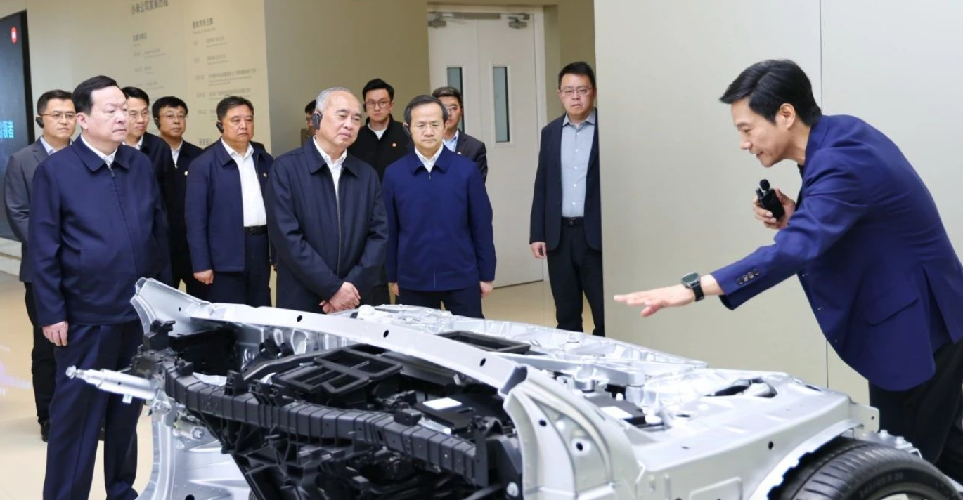 察看小米汽车核心零部件展示