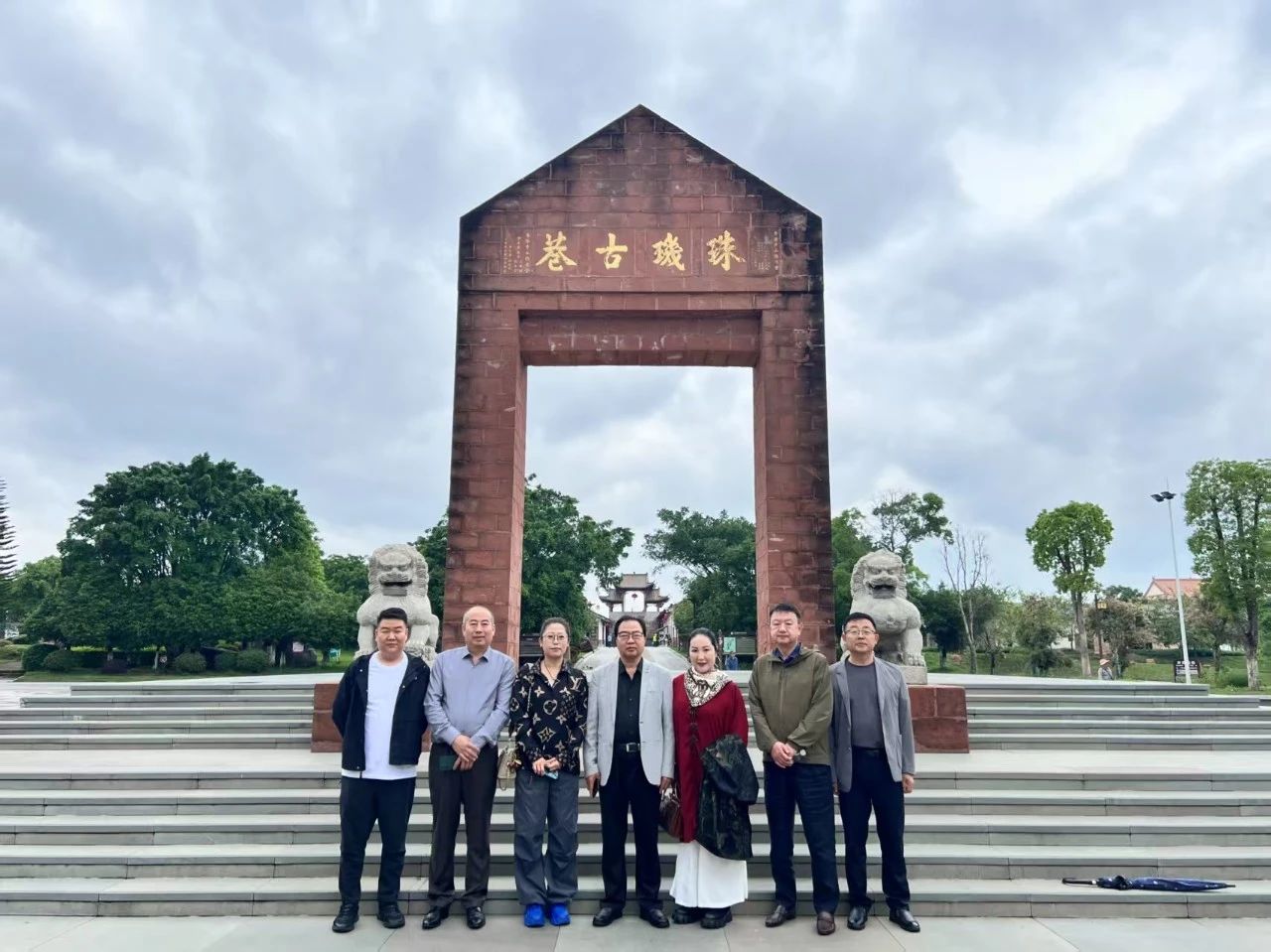 在  南雄珠玑古巷参观考察