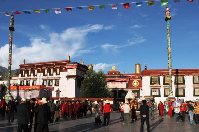 トゥルナン寺 （ ジョカン 大昭寺チベット仏教徒の巡礼の聖地 バルコル（大昭寺のまわりにある一大バザール）