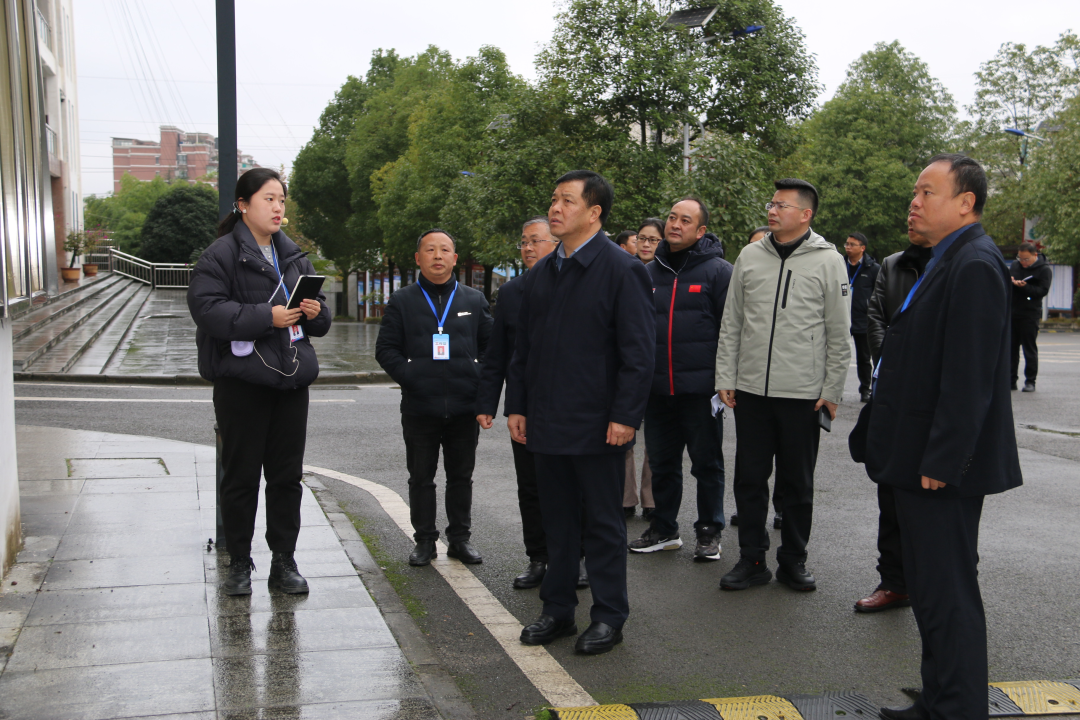 黔西市委书记陈华到毕节市第二实验高中调研教育教学