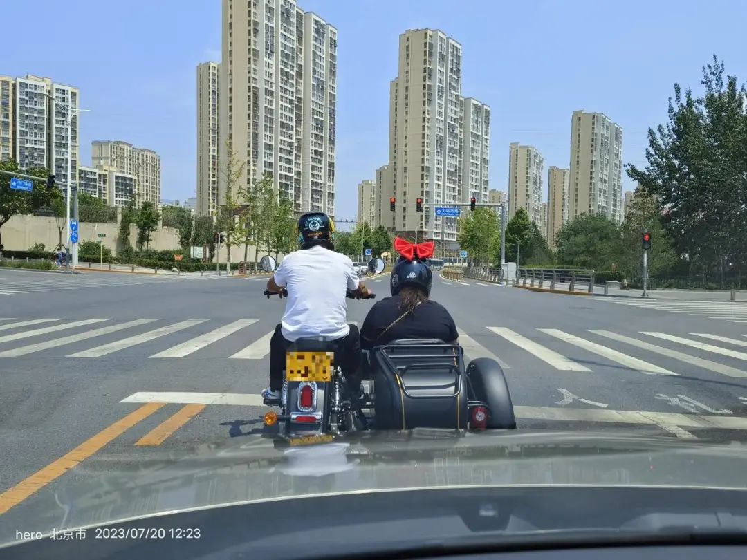 跑滴滴时，看到很有意思的一景.jpg
