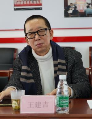 男人和女人在桌子前

中度可信度描述已自动生成