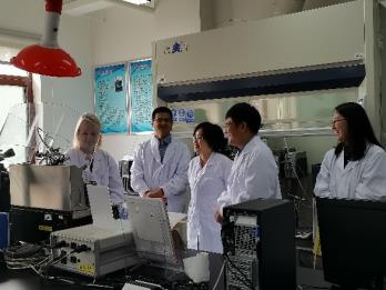人们在看台上的人在厨房里

中度可信度描述已自动生成