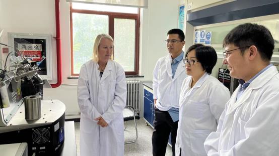 图片包含 站, 男人, 游戏机, 厨房

描述已自动生成