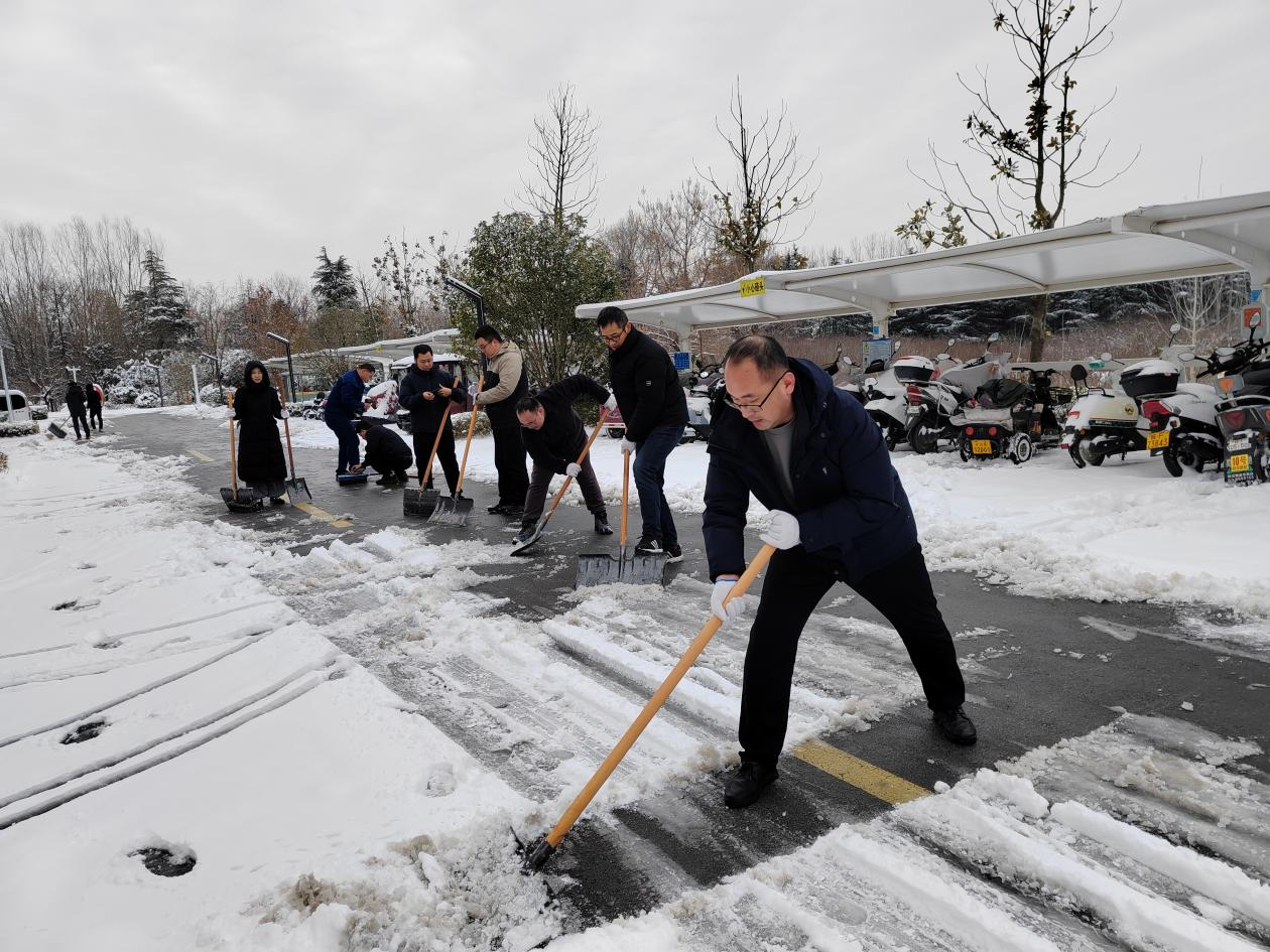 寒雪覆路 温情护航 淮北市产投集团开展雪除冰行动守护冬日安全