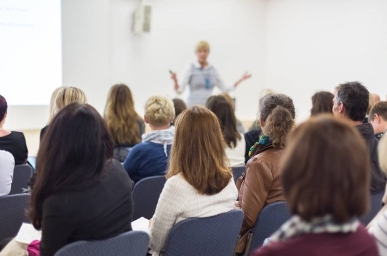 UNLOCK 教材：权威与挑战并存
