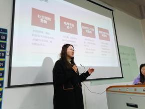 学生认真参加活动2