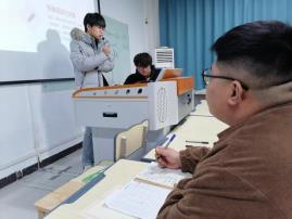 郑老师认真打分