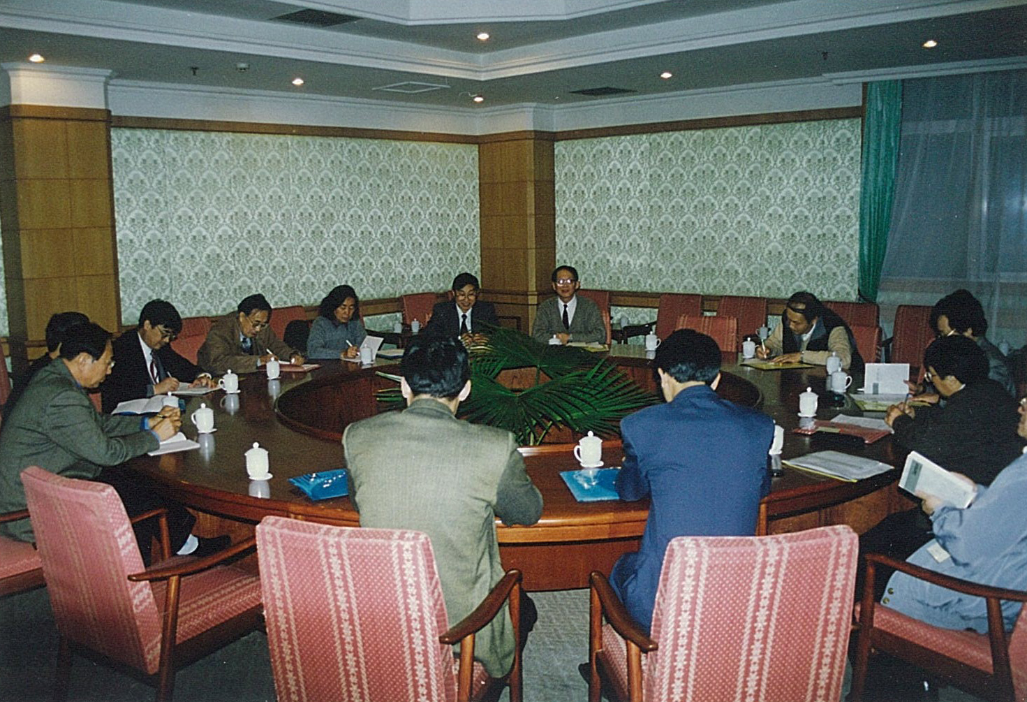 第五届、第六届理事会扩大会议在北京铁道大厦召开（1998年11月28日-30日），白以龙出席会议。