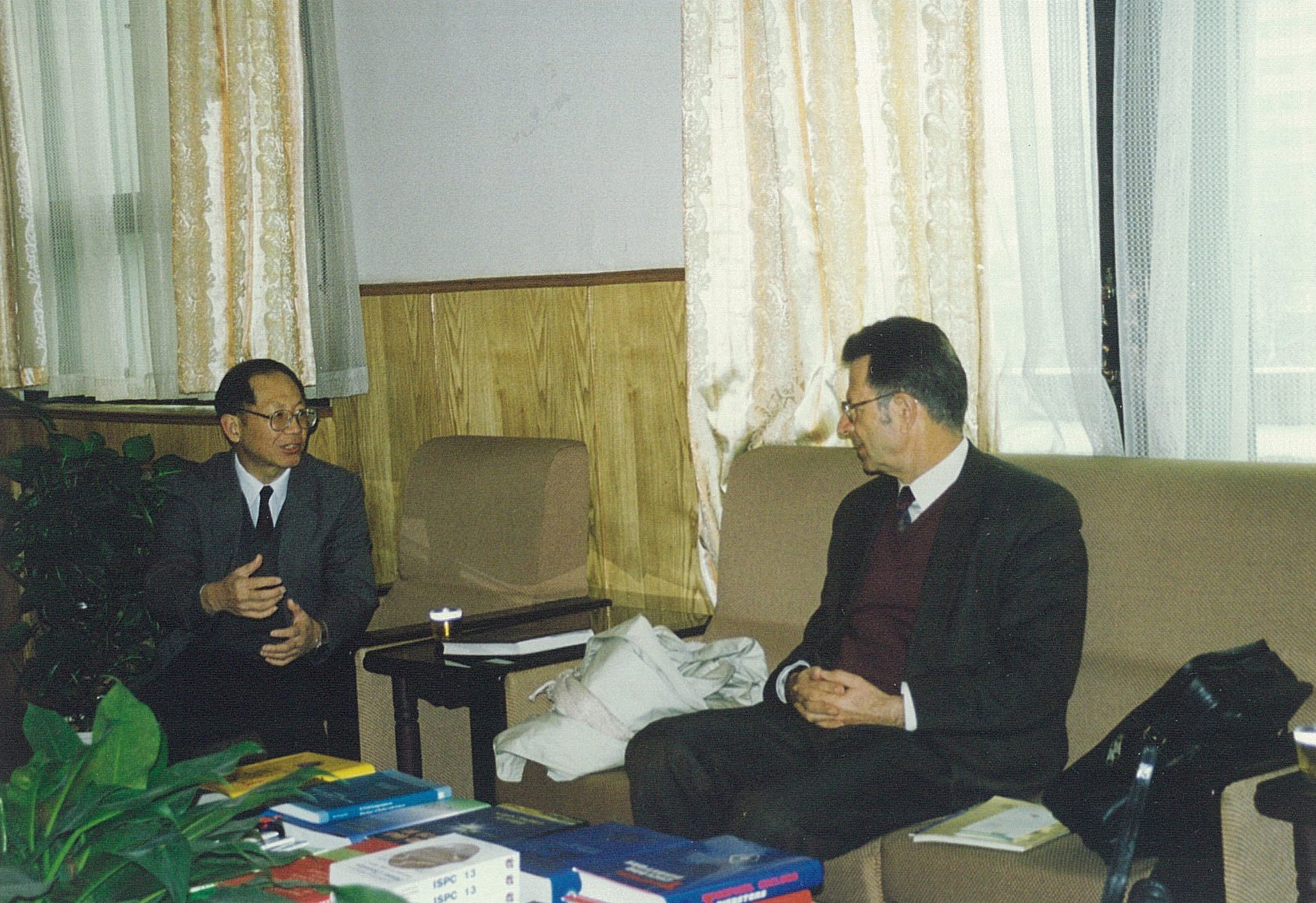 IUTAM主席Werner Schiehlen教授访问中国力学学会（1999年3月8日），白以龙参加交流活动。