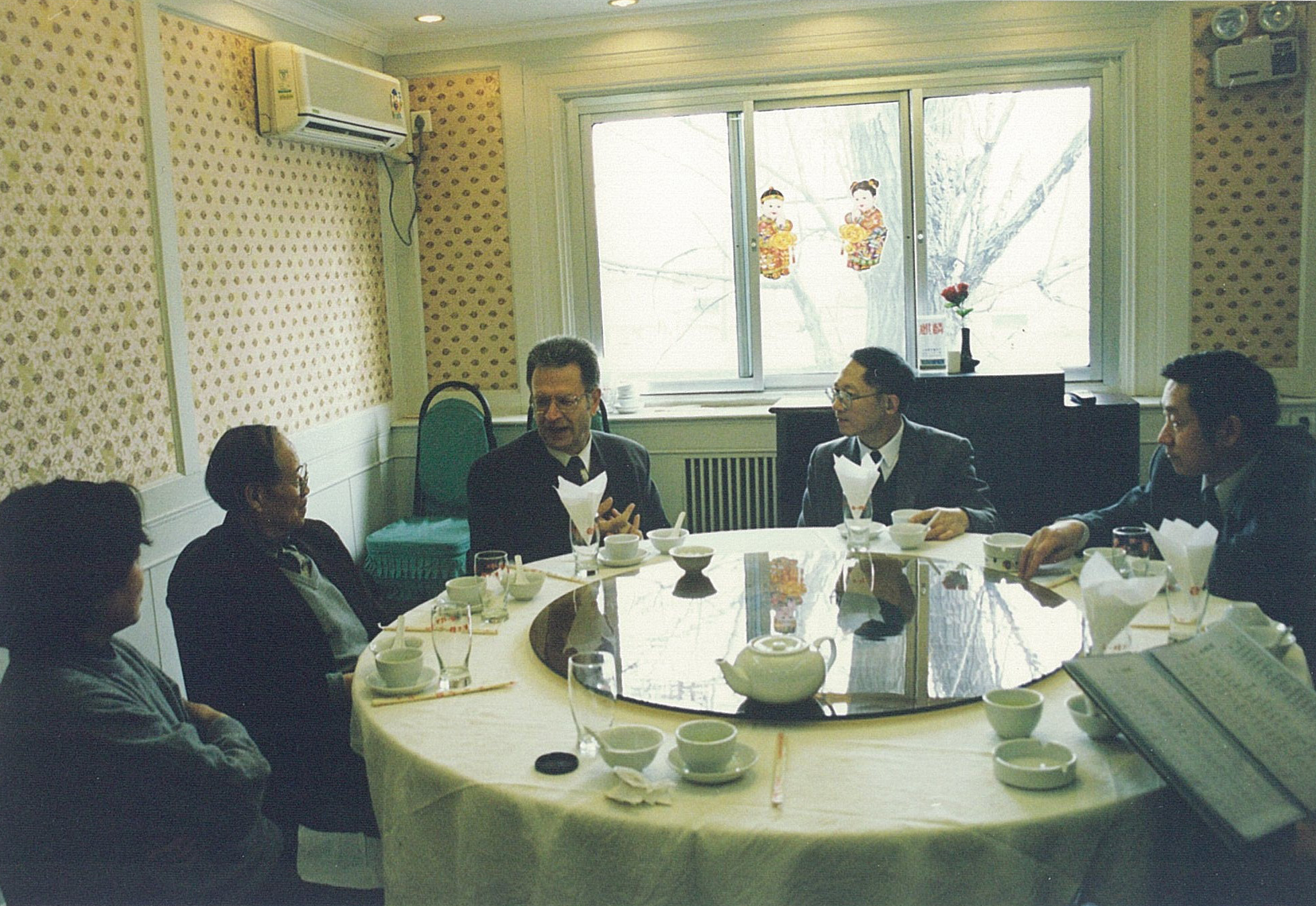 IUTAM主席Werner Schiehlen教授访问中国力学学会（1999年3月8日），白以龙参加交流活动。