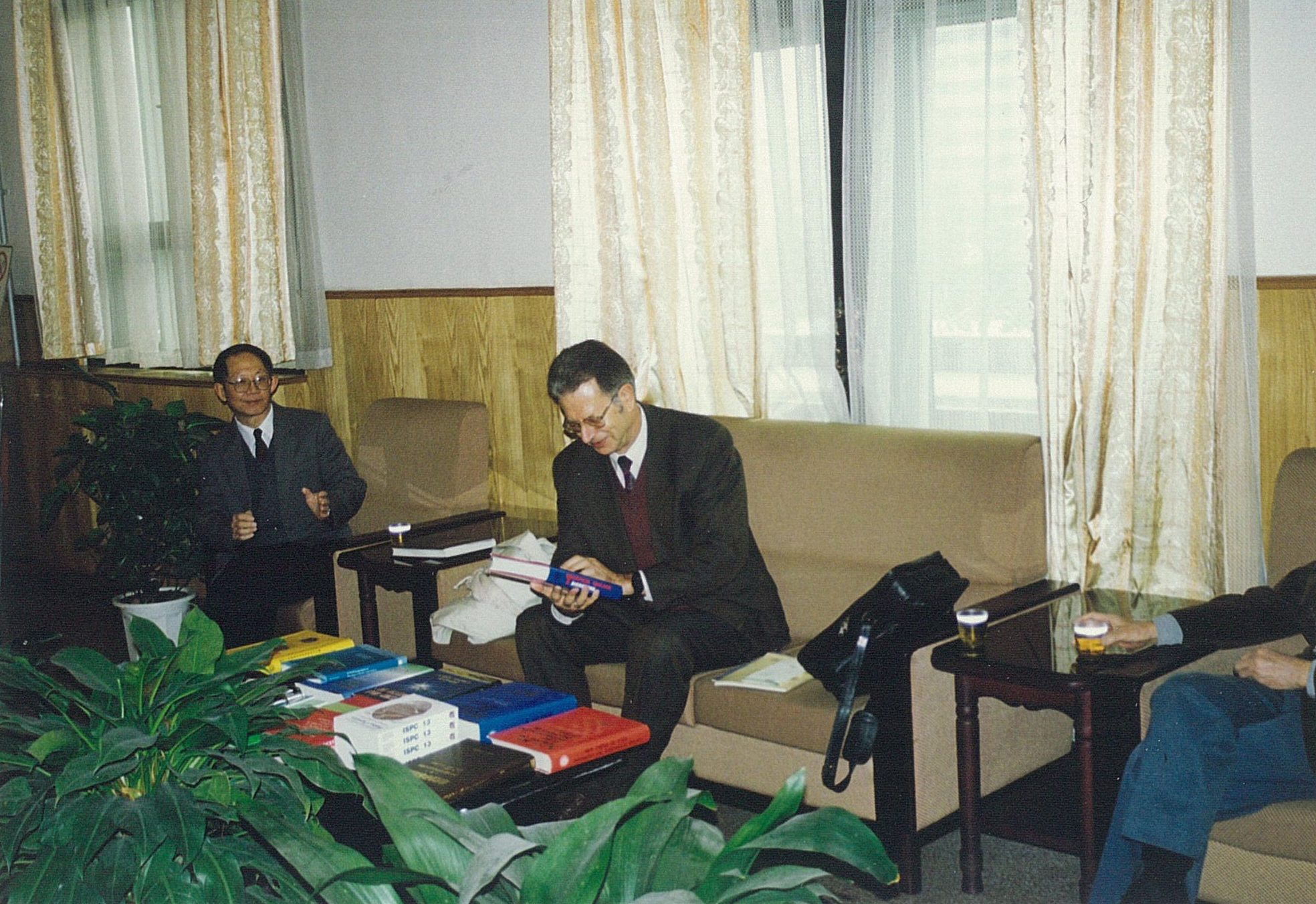 IUTAM主席Werner Schiehlen教授访问中国力学学会（1999年3月8日），白以龙参加交流活动。