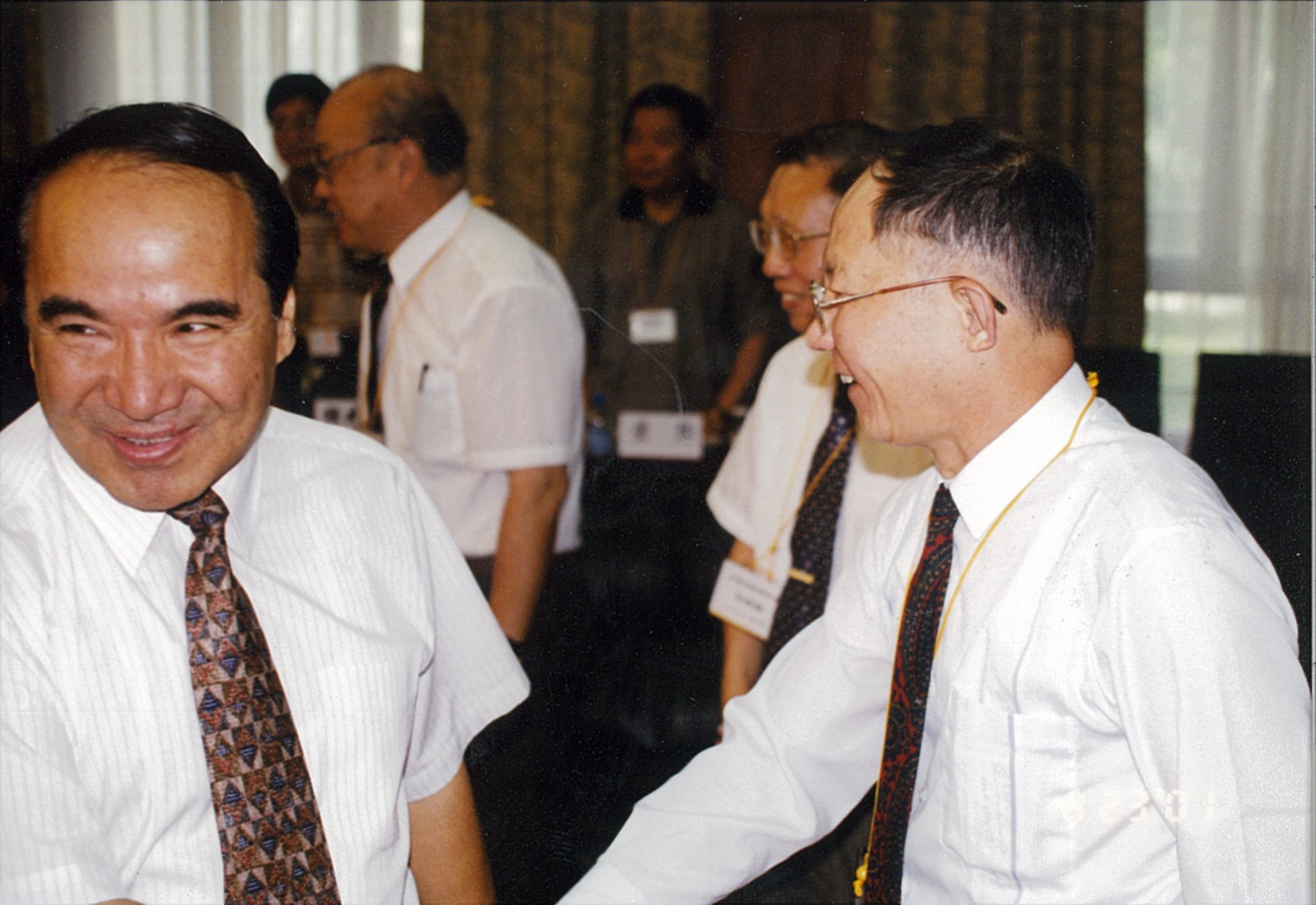 在新疆首都乌鲁木齐市召开“力学与西部开发”会议（2001年8月23日~26日），白以龙出席会议。