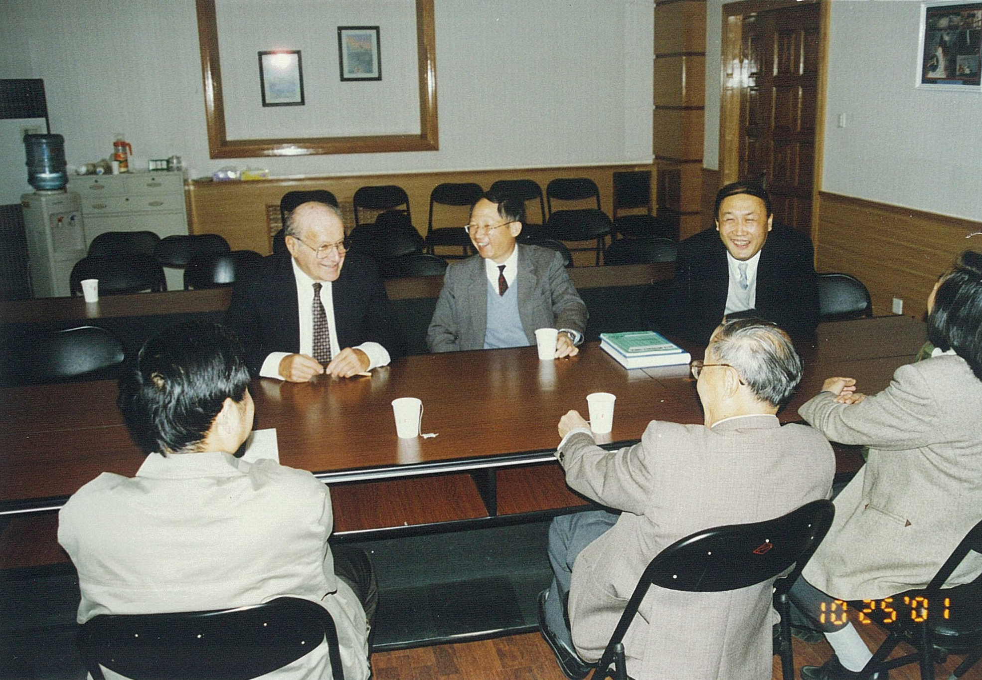 IUTAM执委Sol. R. Bodner教授来京访问中国力学学会（2001年10月25日），白以龙参加座谈交流。