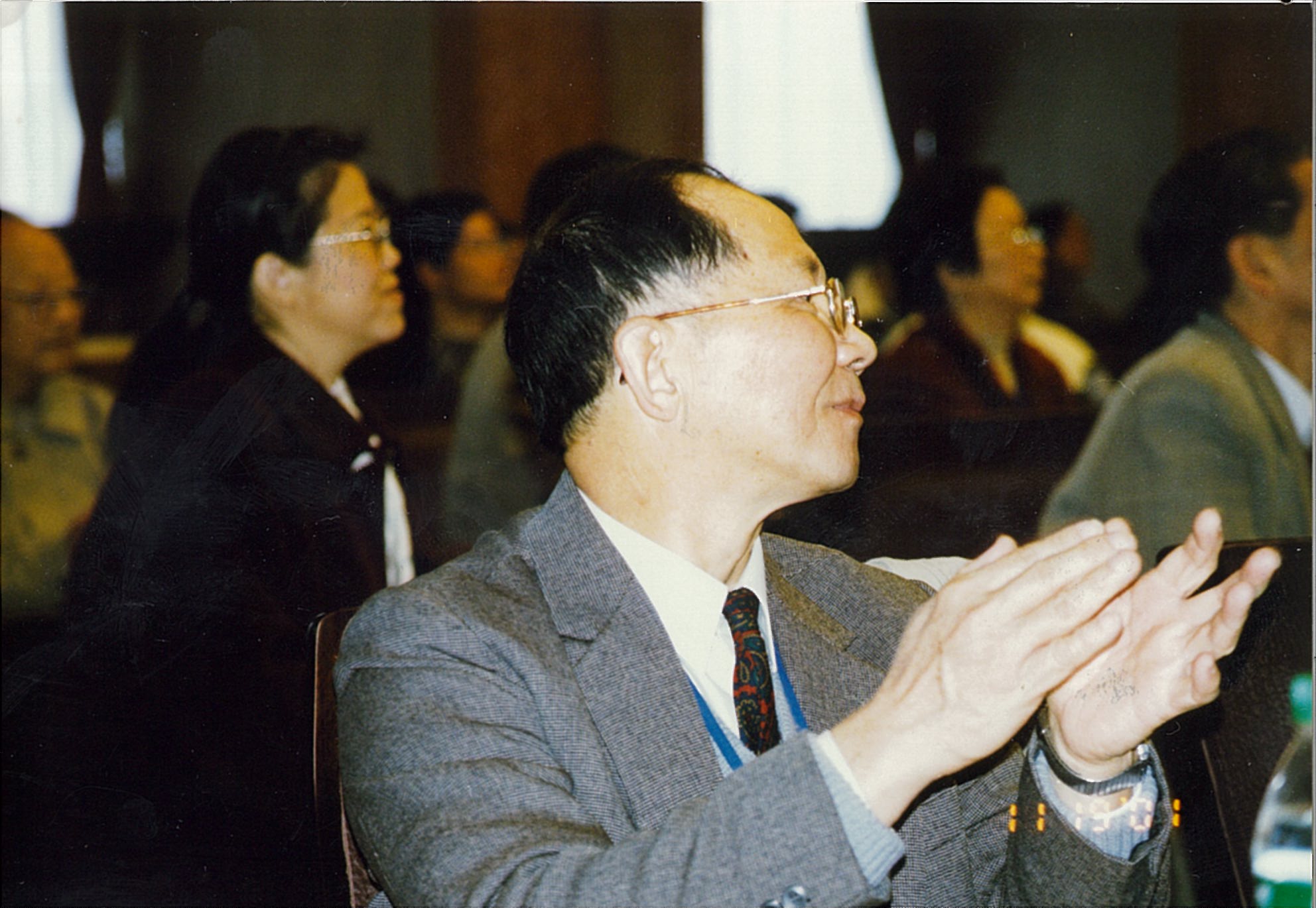 在北京清华大学召开《新世纪力学学术研讨会-钱学森技术科学思想的回顾与展望》会议（2001年11月19日~20日），白以龙出席会议。