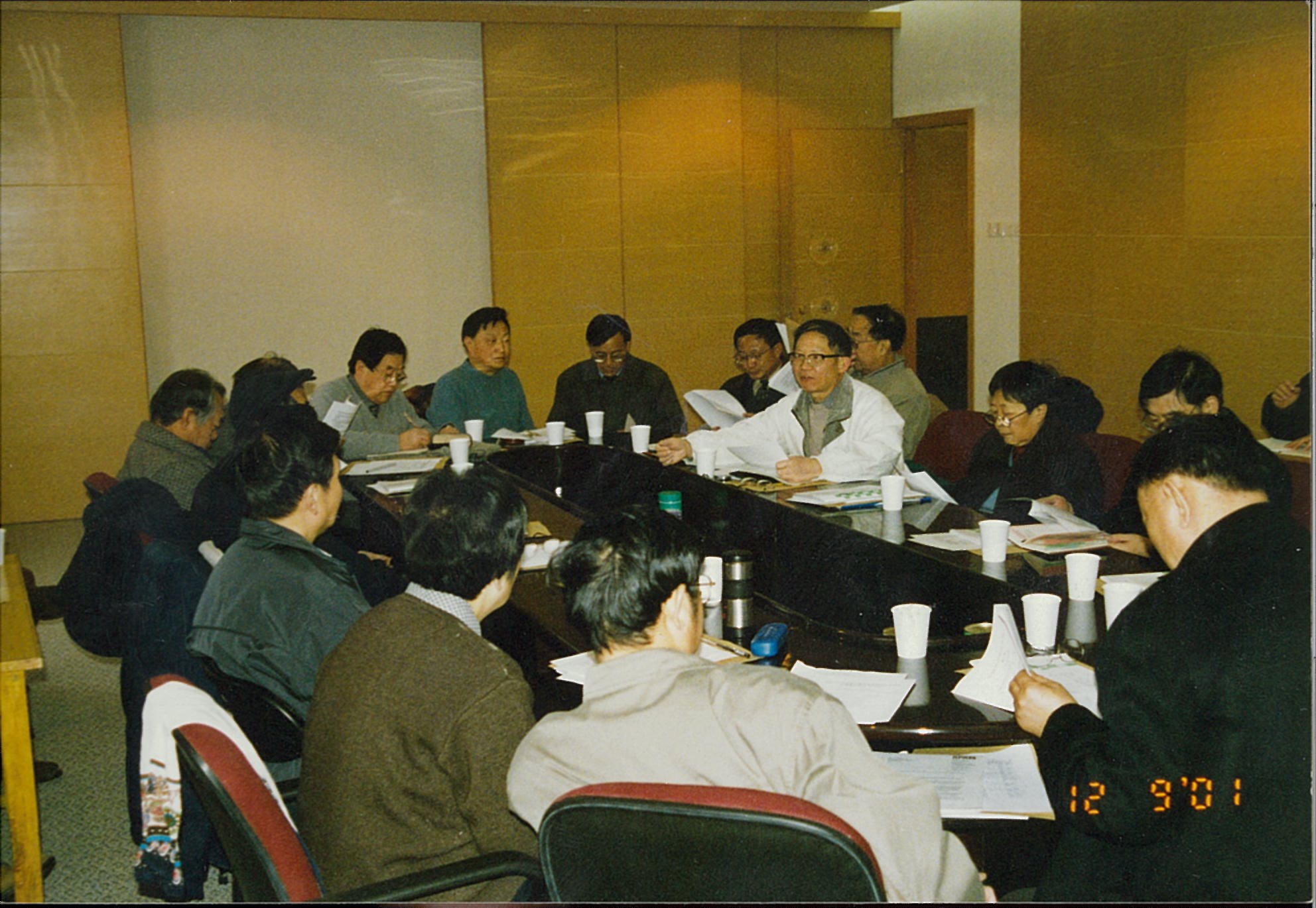 第六届理事会第四次全体常务理事会在北京召开（2001年12月9日），白以龙出席会议。