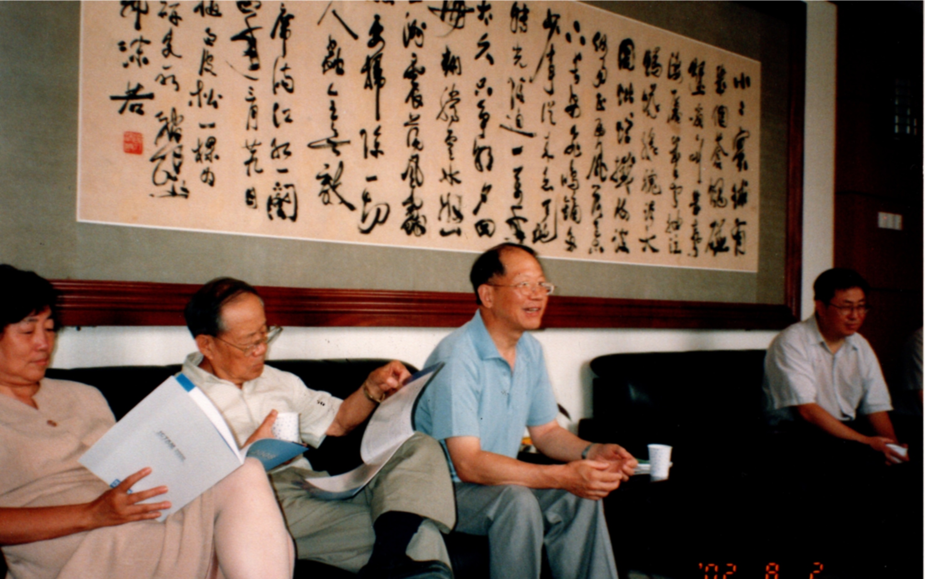 IUTAM秘书长迪克 卡姆本教授应中国力学学会邀请，到北京访问（2002年8月1-7日），白以龙参加交流。，