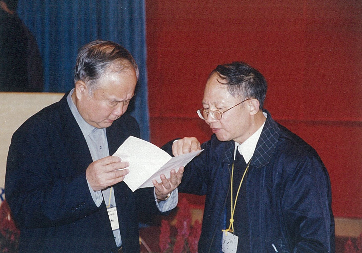 第六、七届理事会扩大会议在广州暨南大学召开（2002年11月21日-24日），白以龙出席会议。