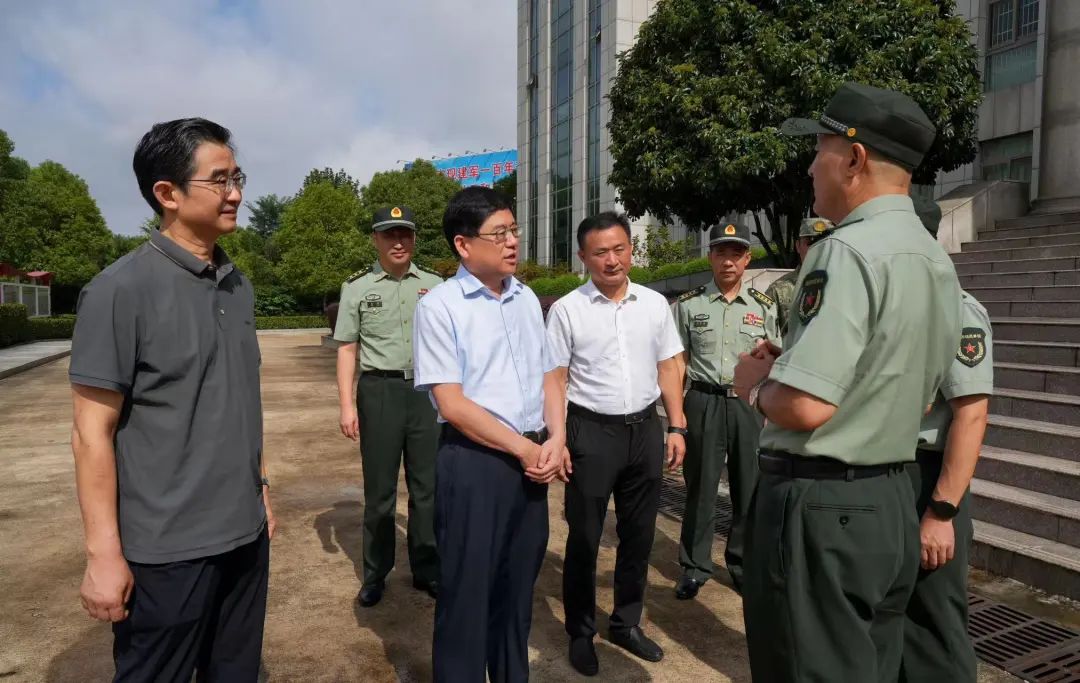 市长陈志伟“八一”前夕走访慰问驻信部队官兵