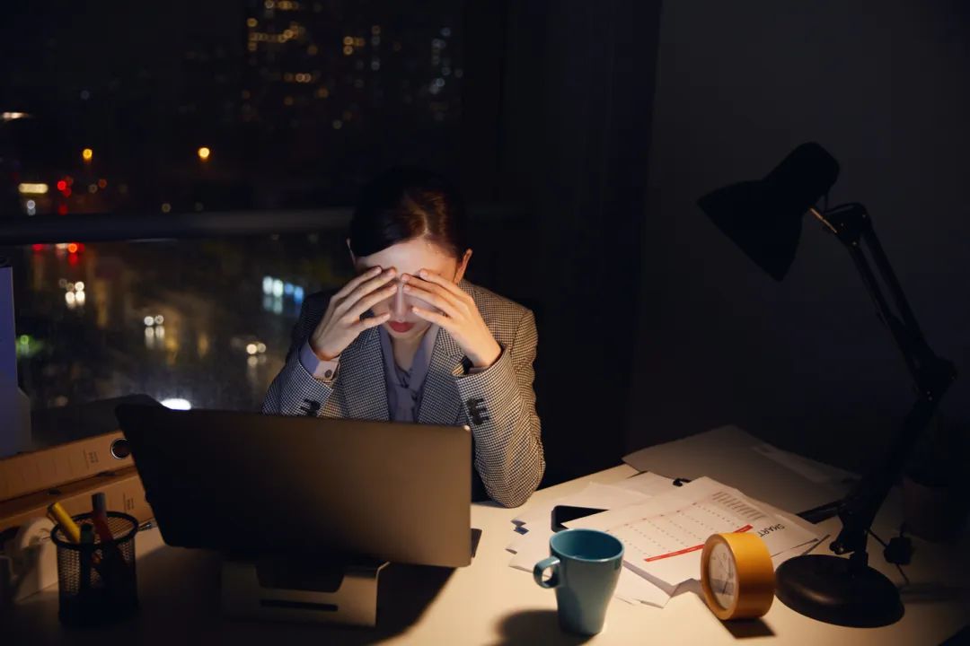 摄图网_501696720_熬夜加班眼睛疲劳的女白领(企业商用).jpg