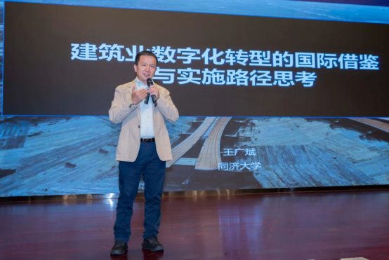 站在屏幕前的人

中度可信度描述已自动生成