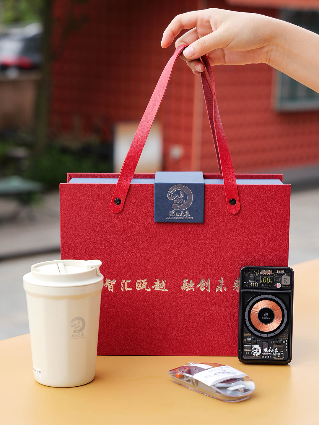红色手提外包装与三个单品共同陈列