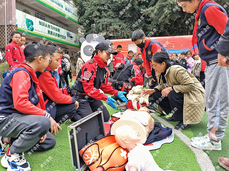 16.成都市金牛区西路小学院前急救培训