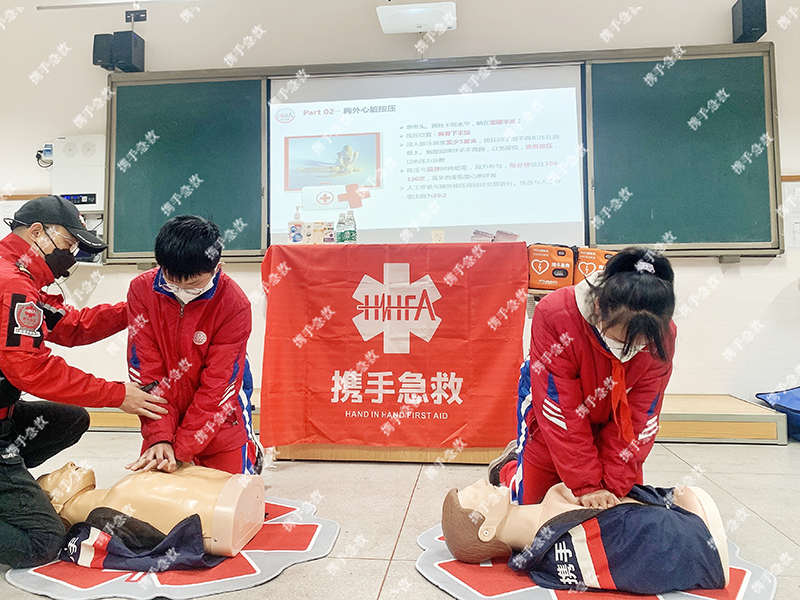 14.成都市武侯区红牌楼小学院前急救培训