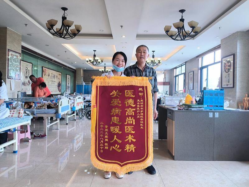 董荣老人送锦旗-