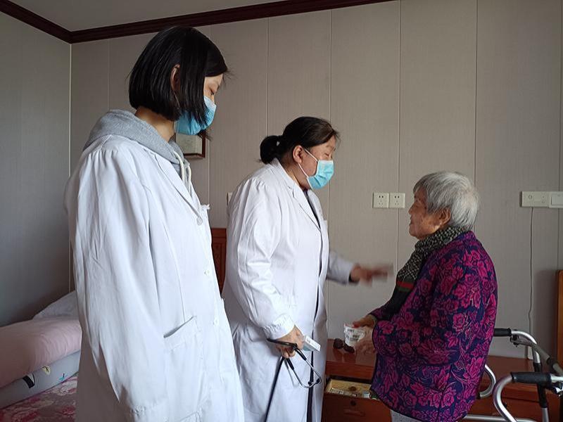 省医专家来我院给老人会诊-