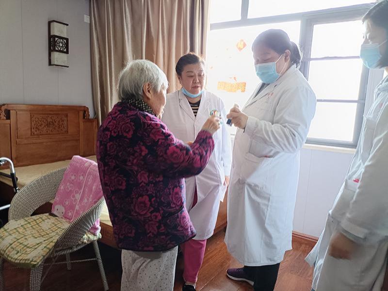 省医专家来我院给老人会诊-1