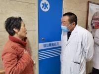 省医专家来我院给老人会诊-1---