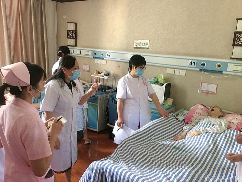 省医专家来我院给老人会诊-4